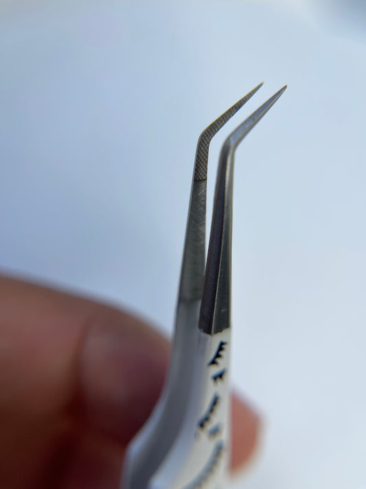 Diamond grid. Eyelashes print volume and mega volume tweezer